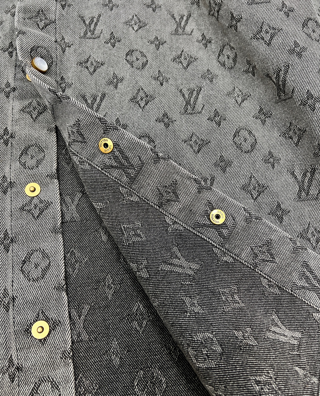 🆕 LOUIS VUITTON 提花满印牛仔衬衫外套 以标志性 Monogram 提花满印诠释丹宁风尚，