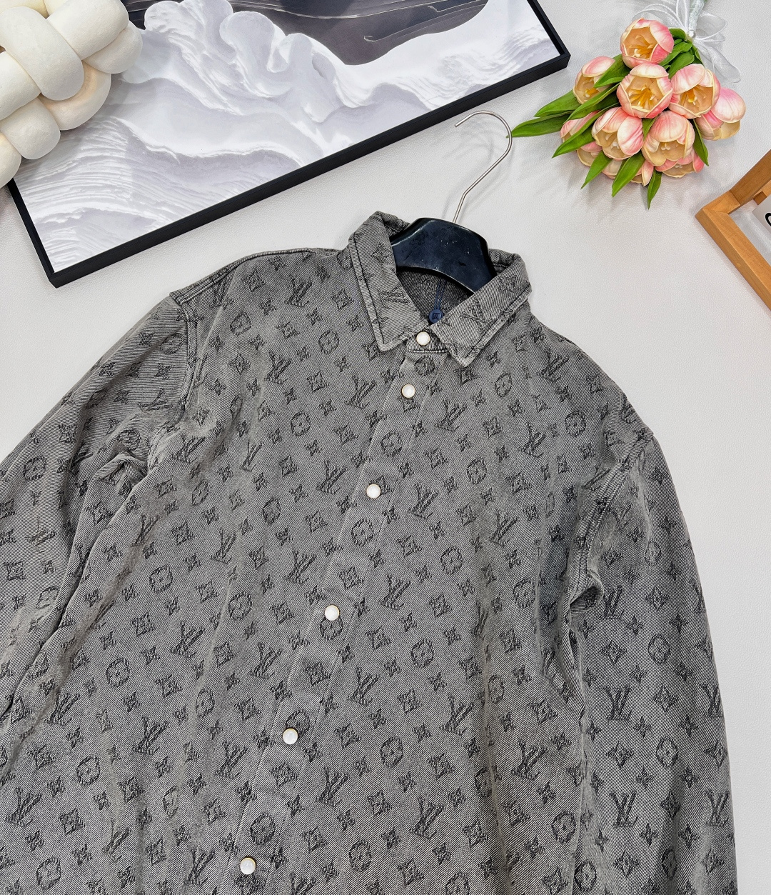 🆕 LOUIS VUITTON 提花满印牛仔衬衫外套 以标志性 Monogram 提花满印诠释丹宁风尚，