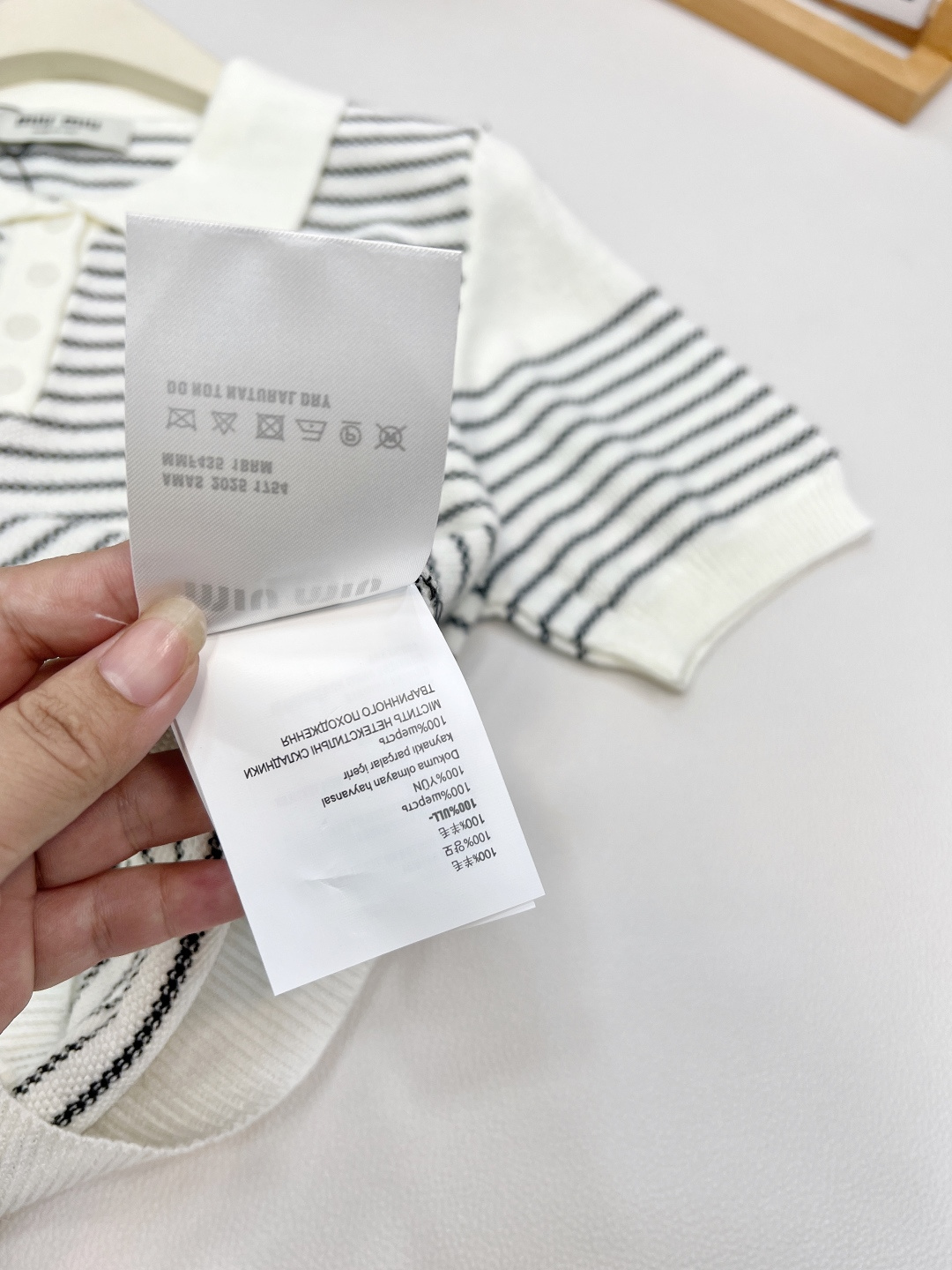 🆕Miumiu2025新款字母贴片翻领针织短袖，定制YB羊毛纱线织造 柔软舒适 洋气显瘦 翻领𝑝𝑜𝑙𝑜短