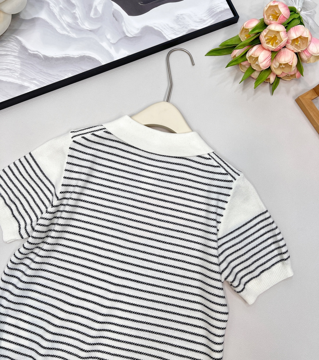 🆕Miumiu2025新款字母贴片翻领针织短袖，定制YB羊毛纱线织造 柔软舒适 洋气显瘦 翻领𝑝𝑜𝑙𝑜短