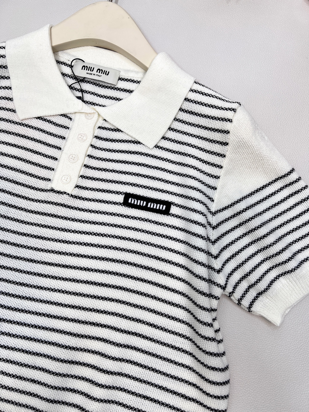 🆕Miumiu2025新款字母贴片翻领针织短袖，定制YB羊毛纱线织造 柔软舒适 洋气显瘦 翻领𝑝𝑜𝑙𝑜短