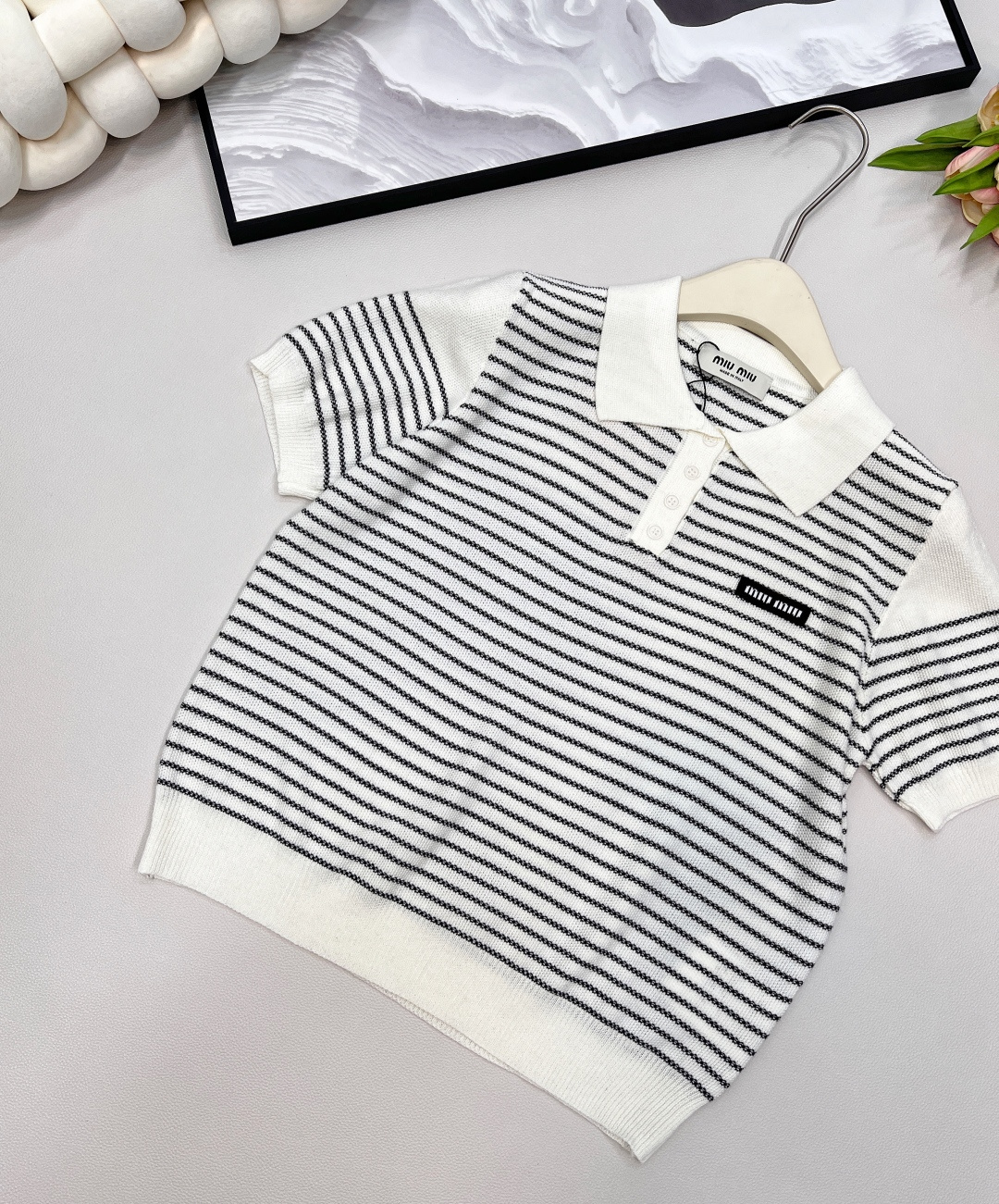 🆕Miumiu2025新款字母贴片翻领针织短袖，定制YB羊毛纱线织造 柔软舒适 洋气显瘦 翻领𝑝𝑜𝑙𝑜短