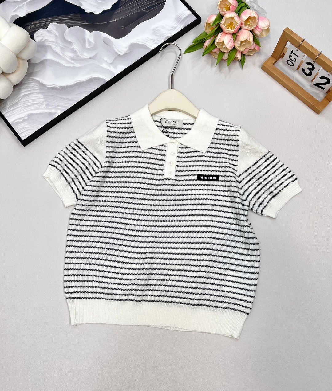 🆕Miumiu2025新款字母贴片翻领针织短袖，定制YB羊毛纱线织造 柔软舒适 洋气显瘦 翻领𝑝𝑜𝑙𝑜短