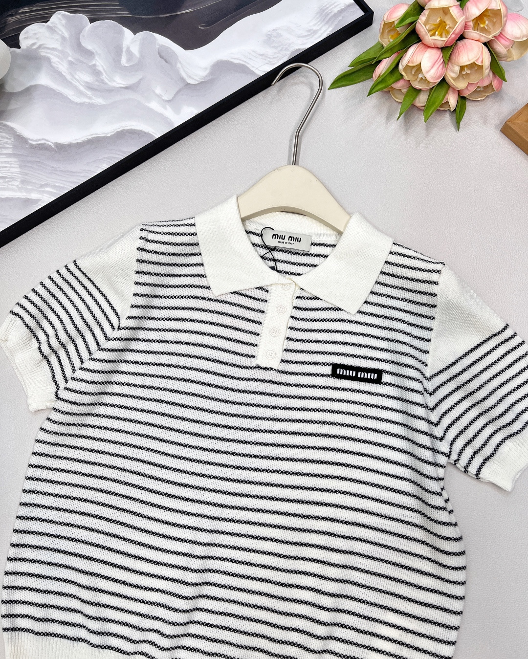 🆕Miumiu2025新款字母贴片翻领针织短袖，定制YB羊毛纱线织造 柔软舒适 洋气显瘦 翻领𝑝𝑜𝑙𝑜短