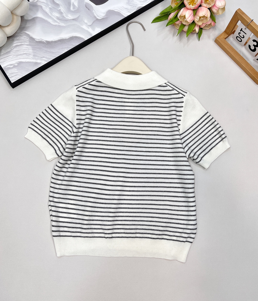 🆕Miumiu2025新款字母贴片翻领针织短袖，定制YB羊毛纱线织造 柔软舒适 洋气显瘦 翻领𝑝𝑜𝑙𝑜短