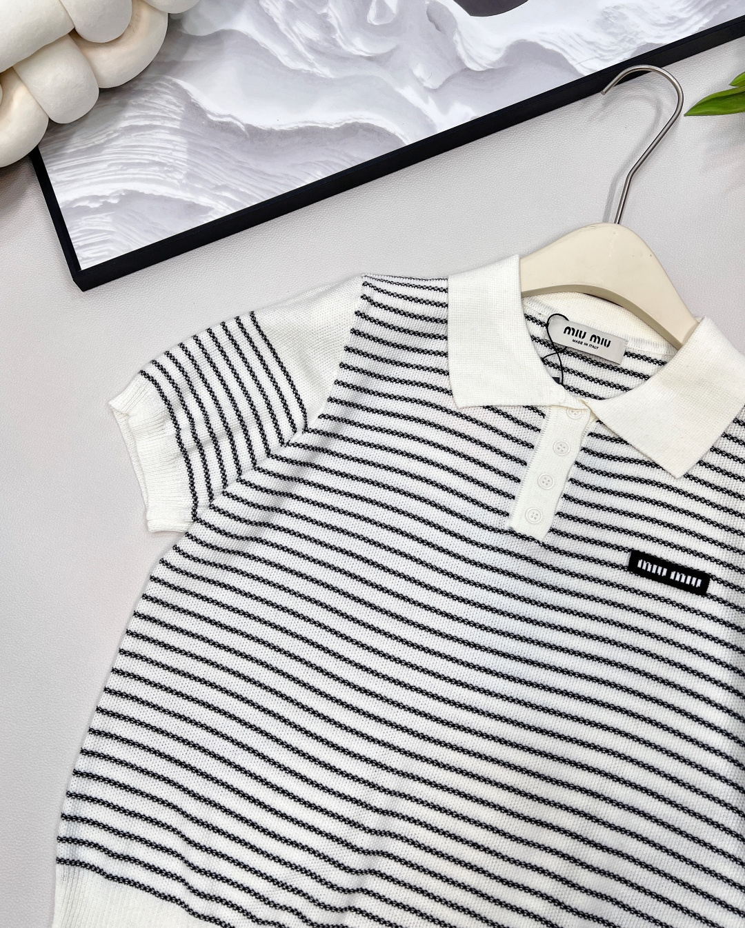 🆕Miumiu2025新款字母贴片翻领针织短袖，定制YB羊毛纱线织造 柔软舒适 洋气显瘦 翻领𝑝𝑜𝑙𝑜短