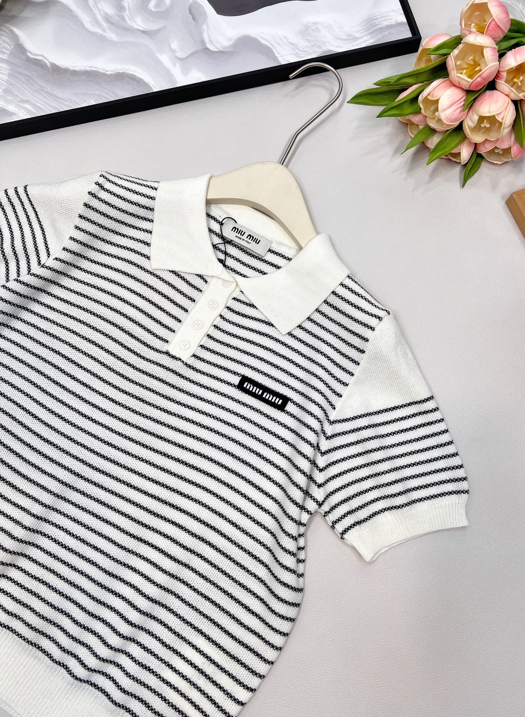 🆕Miumiu2025新款字母贴片翻领针织短袖，定制YB羊毛纱线织造 柔软舒适 洋气显瘦 翻领𝑝𝑜𝑙𝑜短