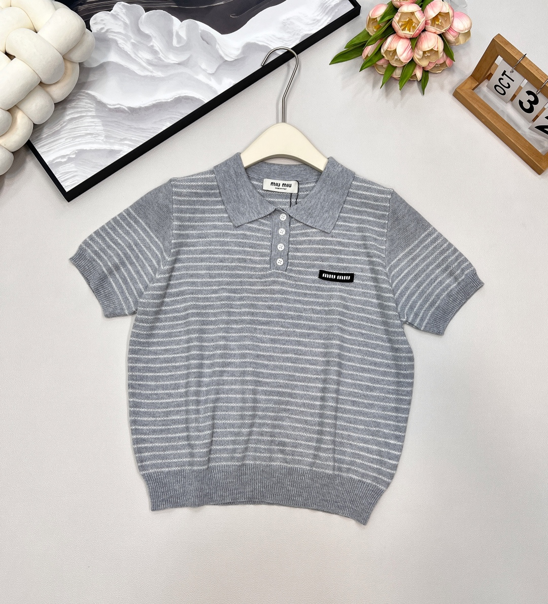 🆕Miumiu2025新款字母贴片翻领针织短袖，定制YB羊毛纱线织造 柔软舒适 洋气显瘦 翻领𝑝𝑜𝑙𝑜短
