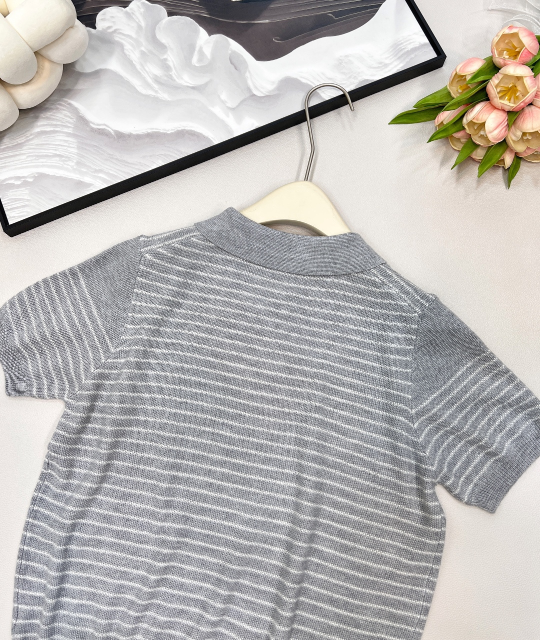 🆕Miumiu2025新款字母贴片翻领针织短袖，定制YB羊毛纱线织造 柔软舒适 洋气显瘦 翻领𝑝𝑜𝑙𝑜短