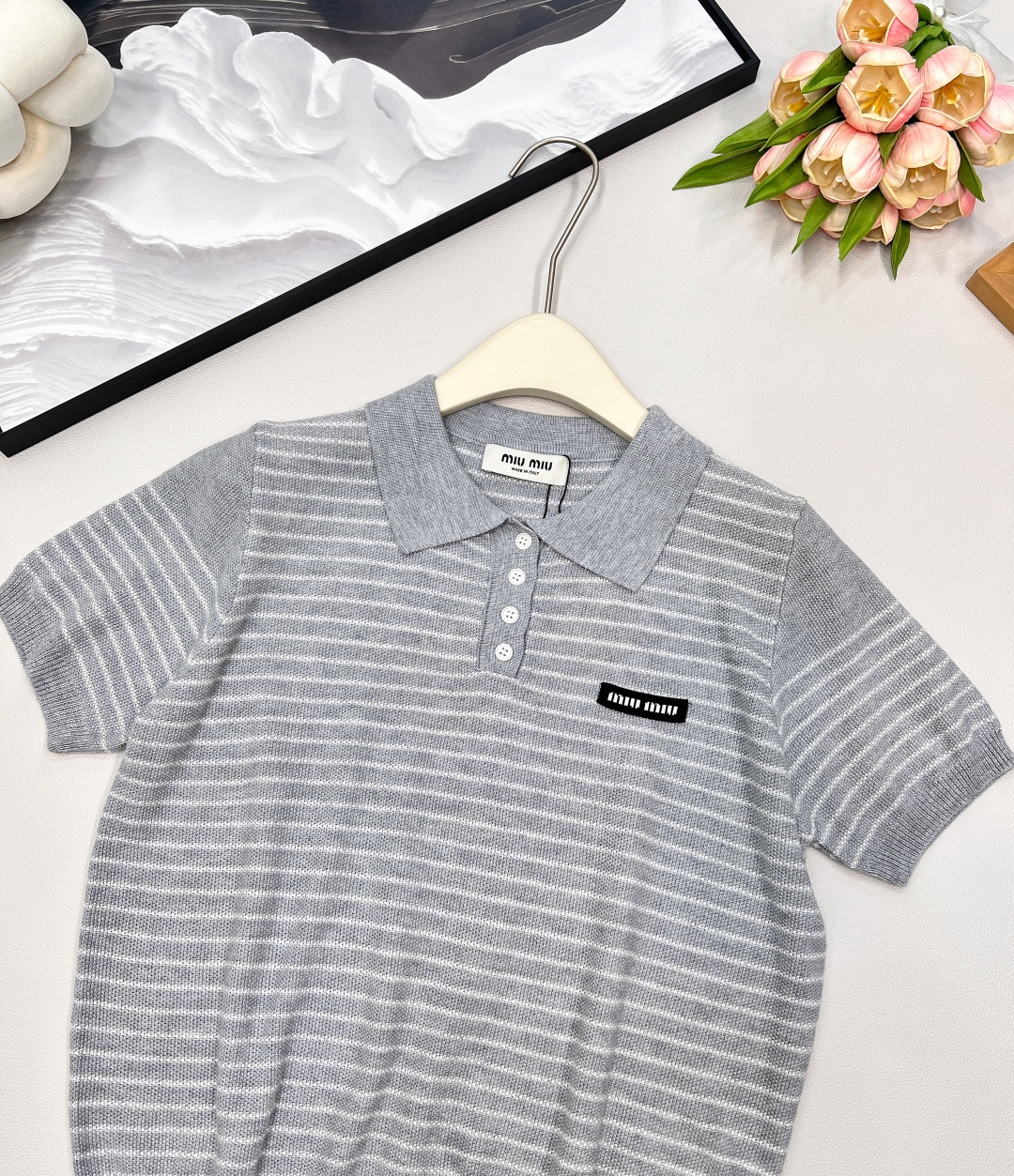 🆕Miumiu2025新款字母贴片翻领针织短袖，定制YB羊毛纱线织造 柔软舒适 洋气显瘦 翻领𝑝𝑜𝑙𝑜短