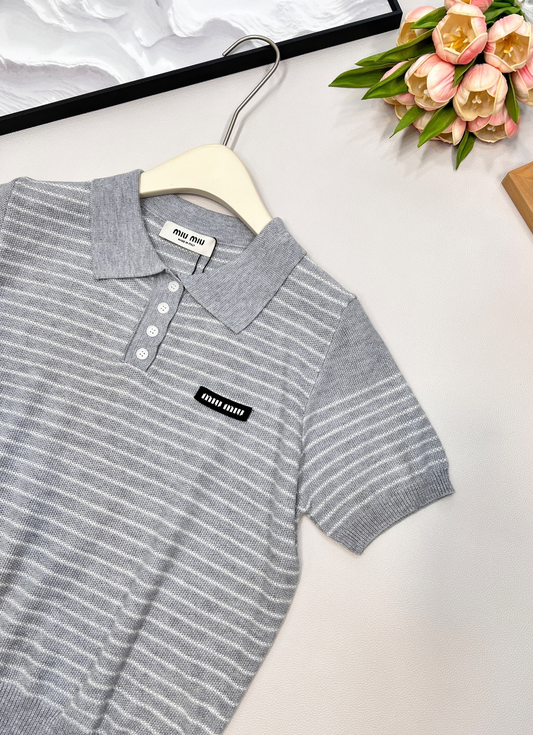 🆕Miumiu2025新款字母贴片翻领针织短袖，定制YB羊毛纱线织造 柔软舒适 洋气显瘦 翻领𝑝𝑜𝑙𝑜短