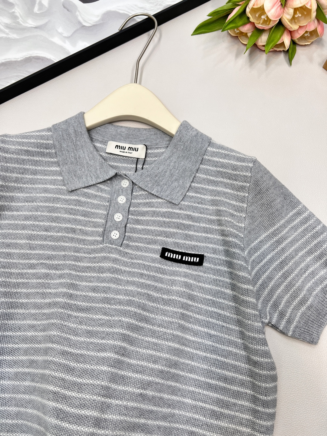 🆕Miumiu2025新款字母贴片翻领针织短袖，定制YB羊毛纱线织造 柔软舒适 洋气显瘦 翻领𝑝𝑜𝑙𝑜短