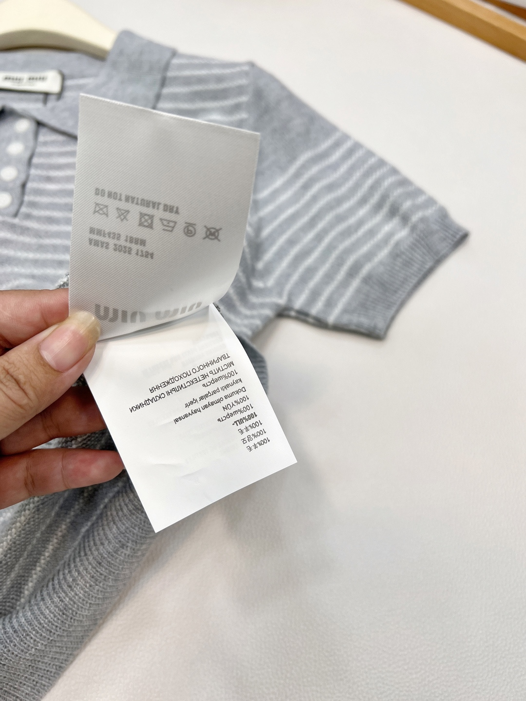 🆕Miumiu2025新款字母贴片翻领针织短袖，定制YB羊毛纱线织造 柔软舒适 洋气显瘦 翻领𝑝𝑜𝑙𝑜短