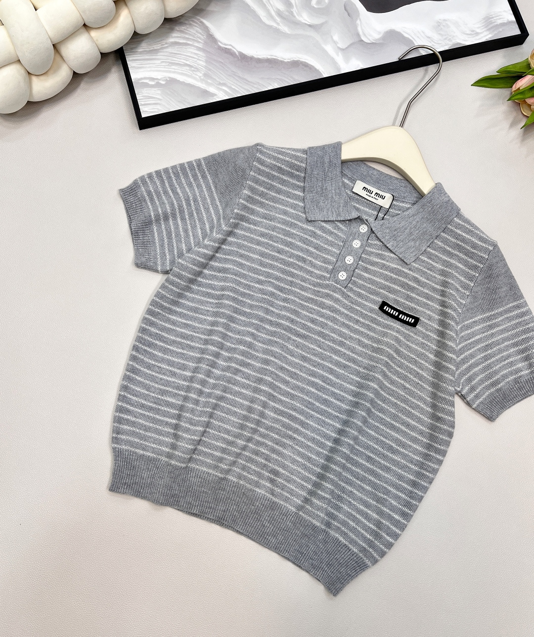 🆕Miumiu2025新款字母贴片翻领针织短袖，定制YB羊毛纱线织造 柔软舒适 洋气显瘦 翻领𝑝𝑜𝑙𝑜短