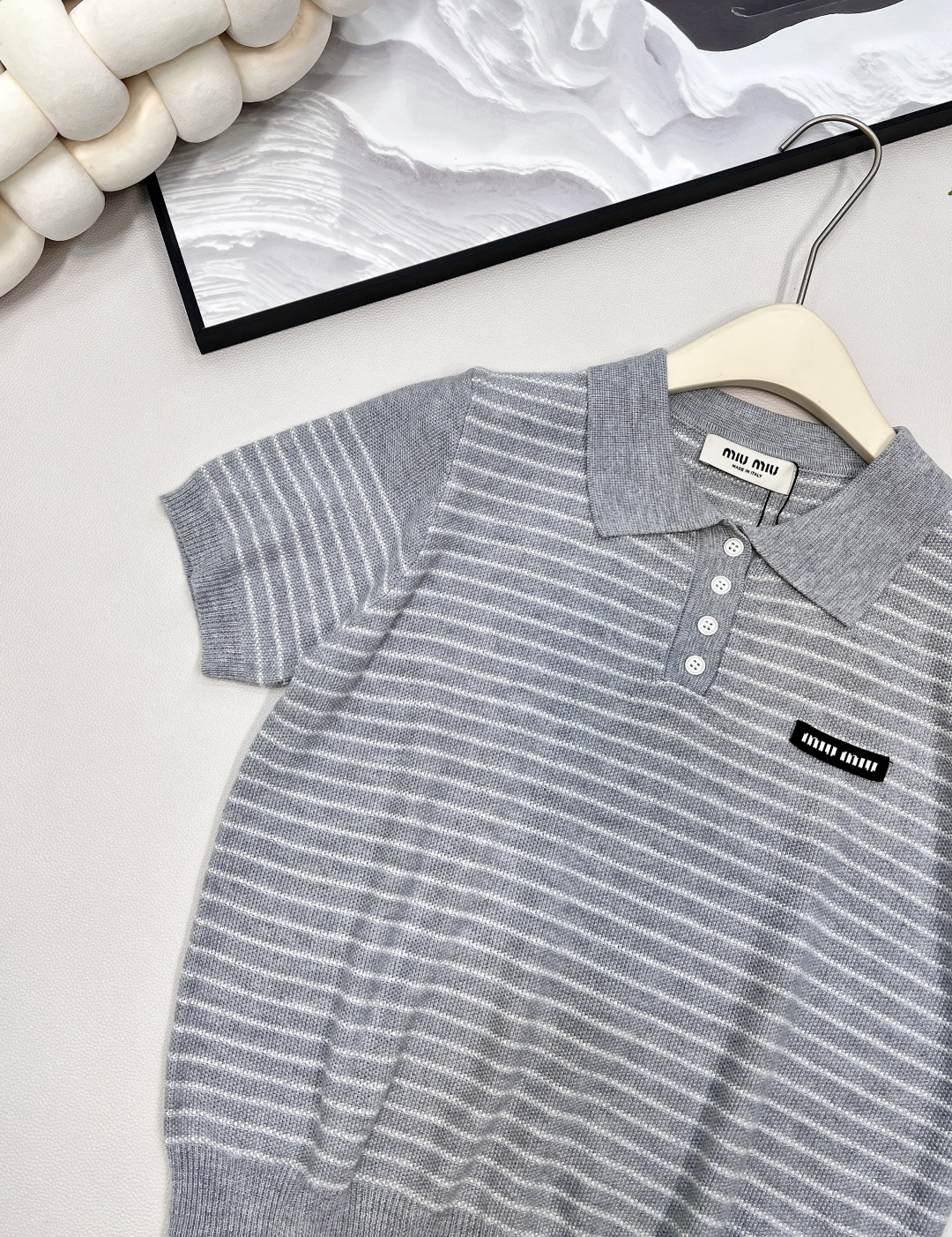 🆕Miumiu2025新款字母贴片翻领针织短袖，定制YB羊毛纱线织造 柔软舒适 洋气显瘦 翻领𝑝𝑜𝑙𝑜短