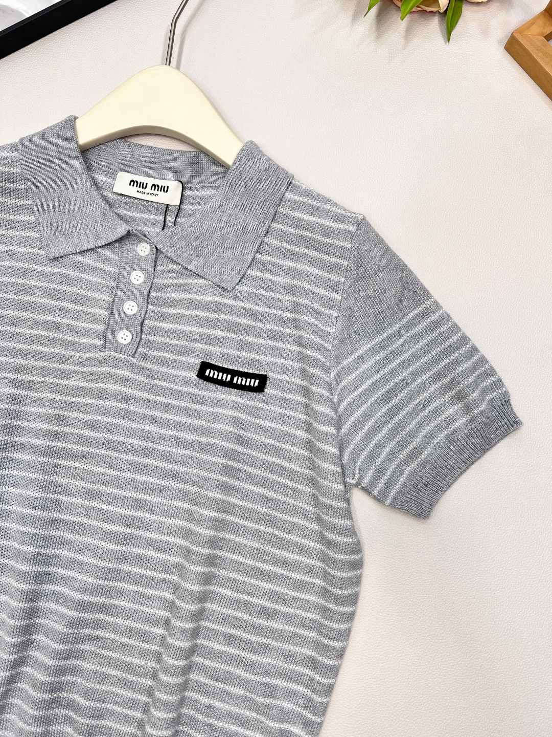 🆕Miumiu2025新款字母贴片翻领针织短袖，定制YB羊毛纱线织造 柔软舒适 洋气显瘦 翻领𝑝𝑜𝑙𝑜短