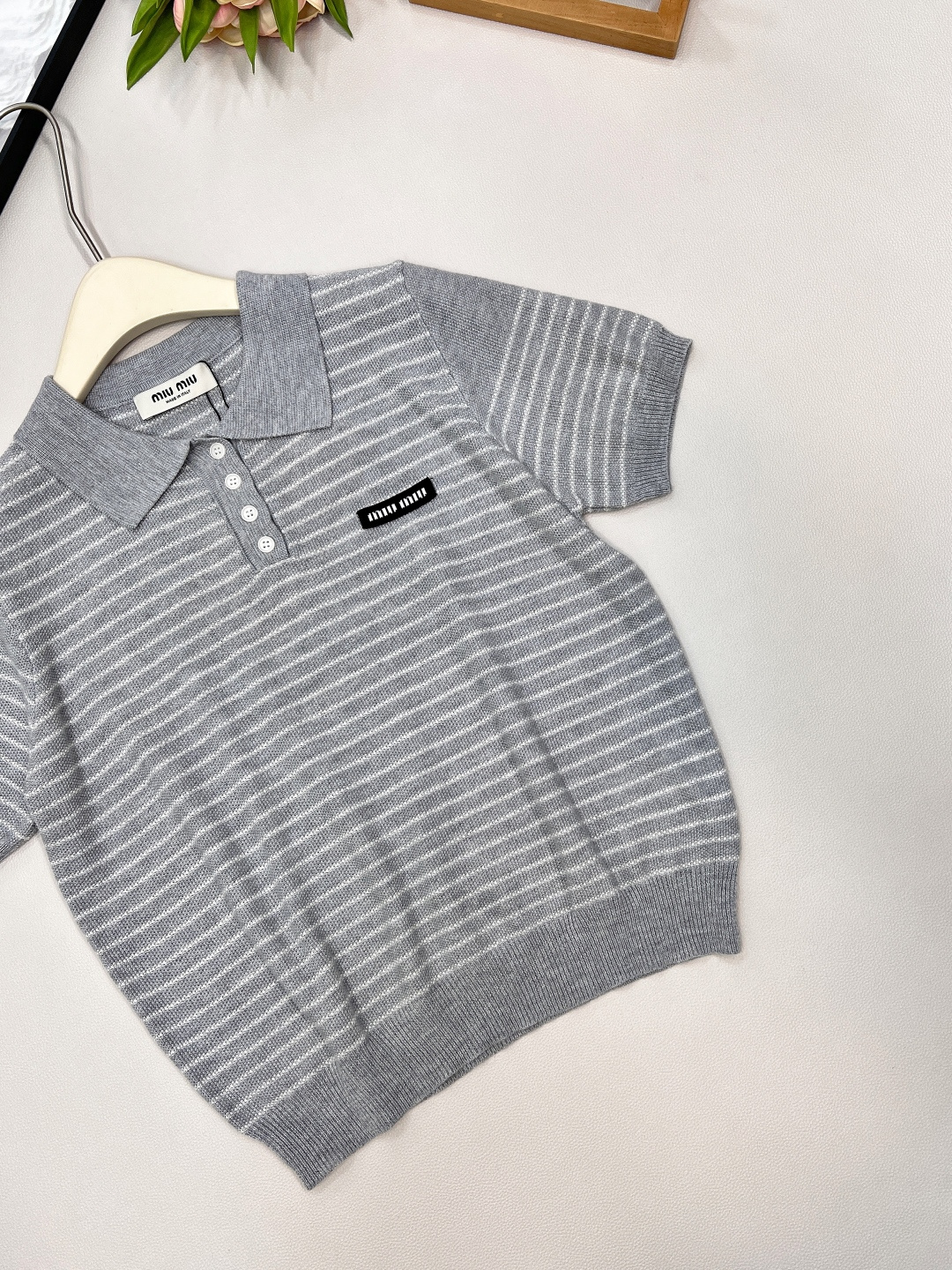 🆕Miumiu2025新款字母贴片翻领针织短袖，定制YB羊毛纱线织造 柔软舒适 洋气显瘦 翻领𝑝𝑜𝑙𝑜短