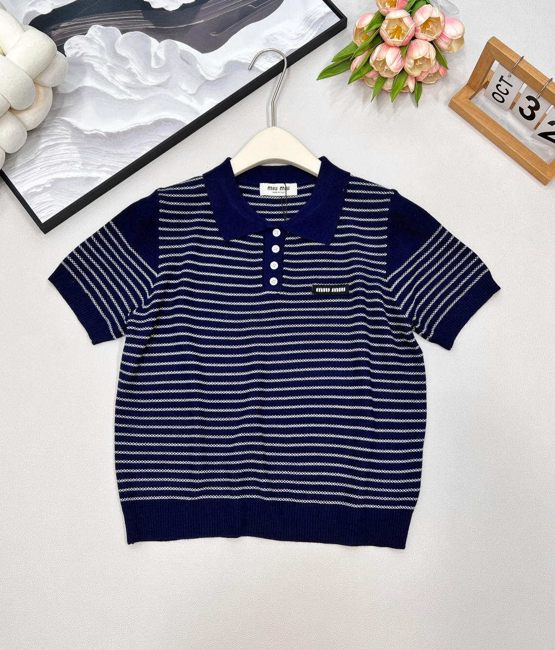 🆕Miumiu2025新款字母贴片翻领针织短袖，定制YB羊毛纱线织造 柔软舒适 洋气显瘦 翻领𝑝𝑜𝑙𝑜短