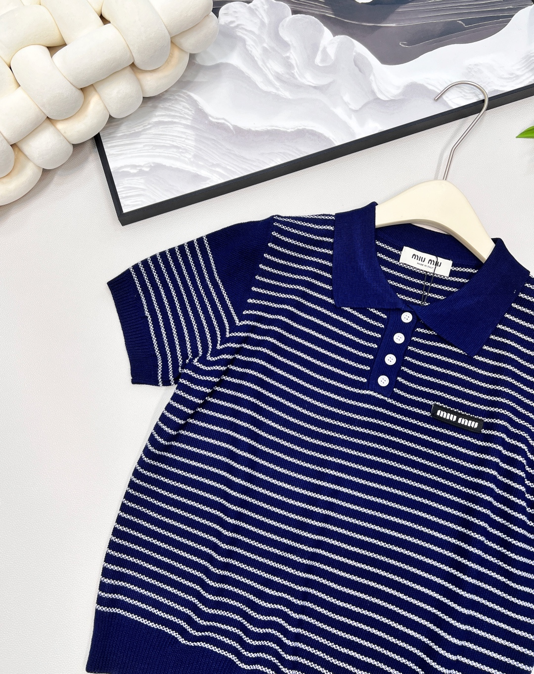 🆕Miumiu2025新款字母贴片翻领针织短袖，定制YB羊毛纱线织造 柔软舒适 洋气显瘦 翻领𝑝𝑜𝑙𝑜短