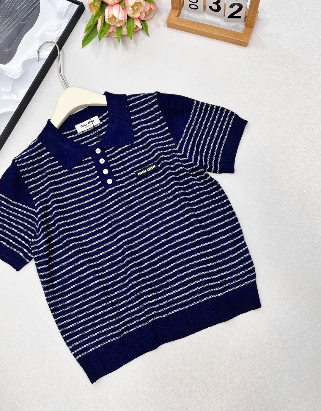 🆕Miumiu2025新款字母贴片翻领针织短袖，定制YB羊毛纱线织造 柔软舒适 洋气显瘦 翻领𝑝𝑜𝑙𝑜短