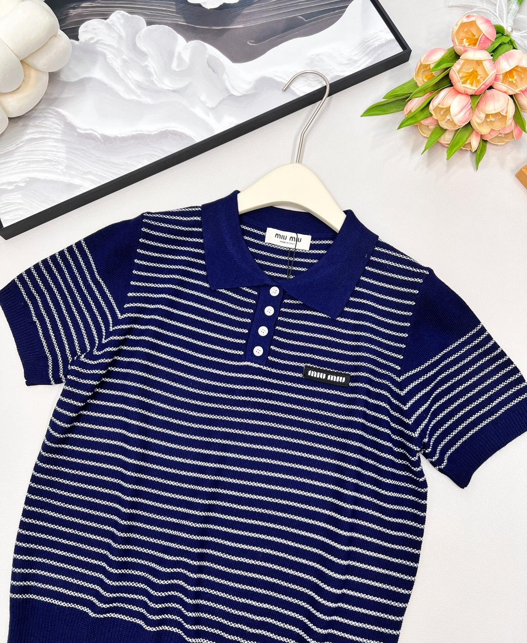 🆕Miumiu2025新款字母贴片翻领针织短袖，定制YB羊毛纱线织造 柔软舒适 洋气显瘦 翻领𝑝𝑜𝑙𝑜短