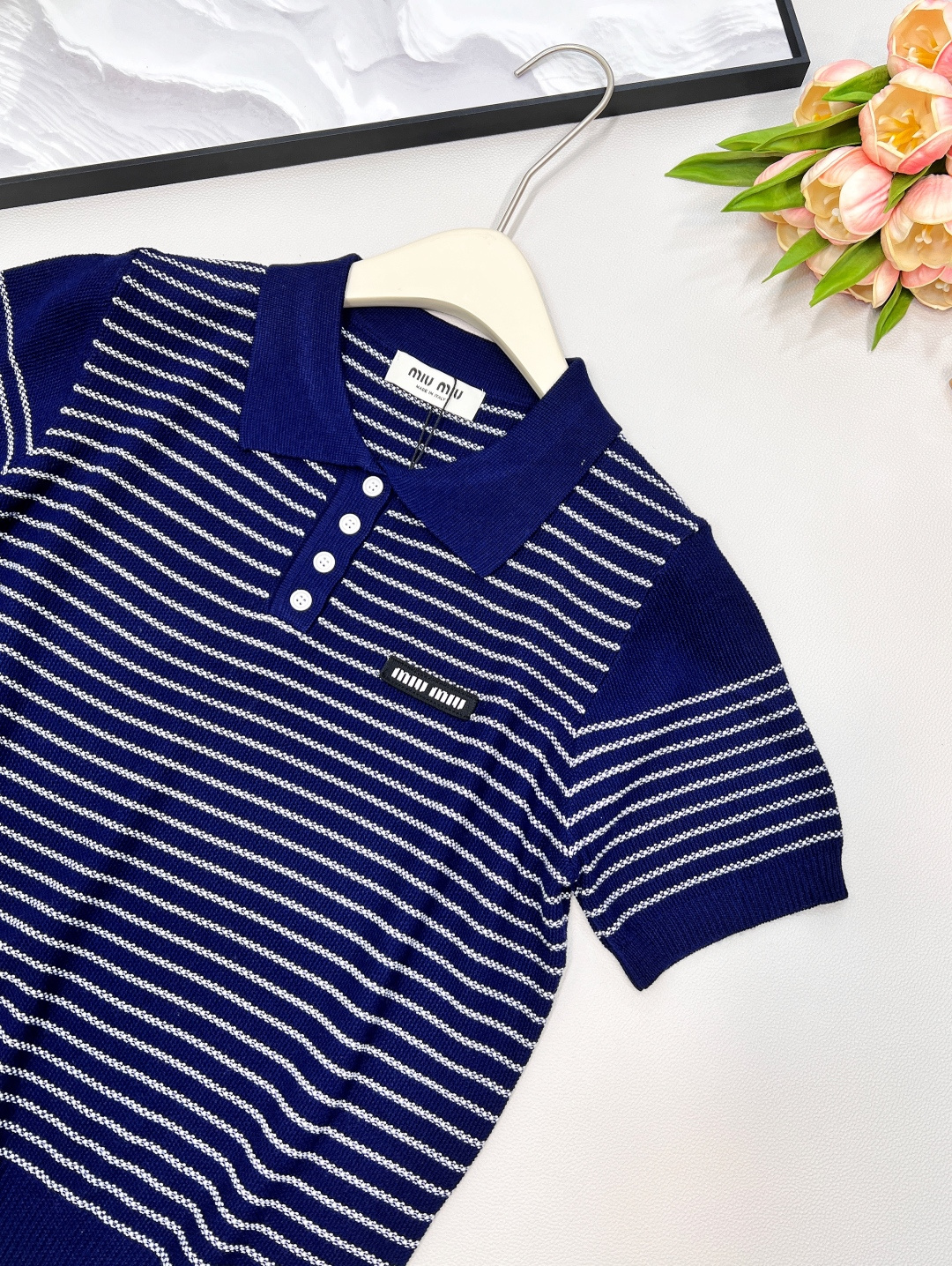 🆕Miumiu2025新款字母贴片翻领针织短袖，定制YB羊毛纱线织造 柔软舒适 洋气显瘦 翻领𝑝𝑜𝑙𝑜短