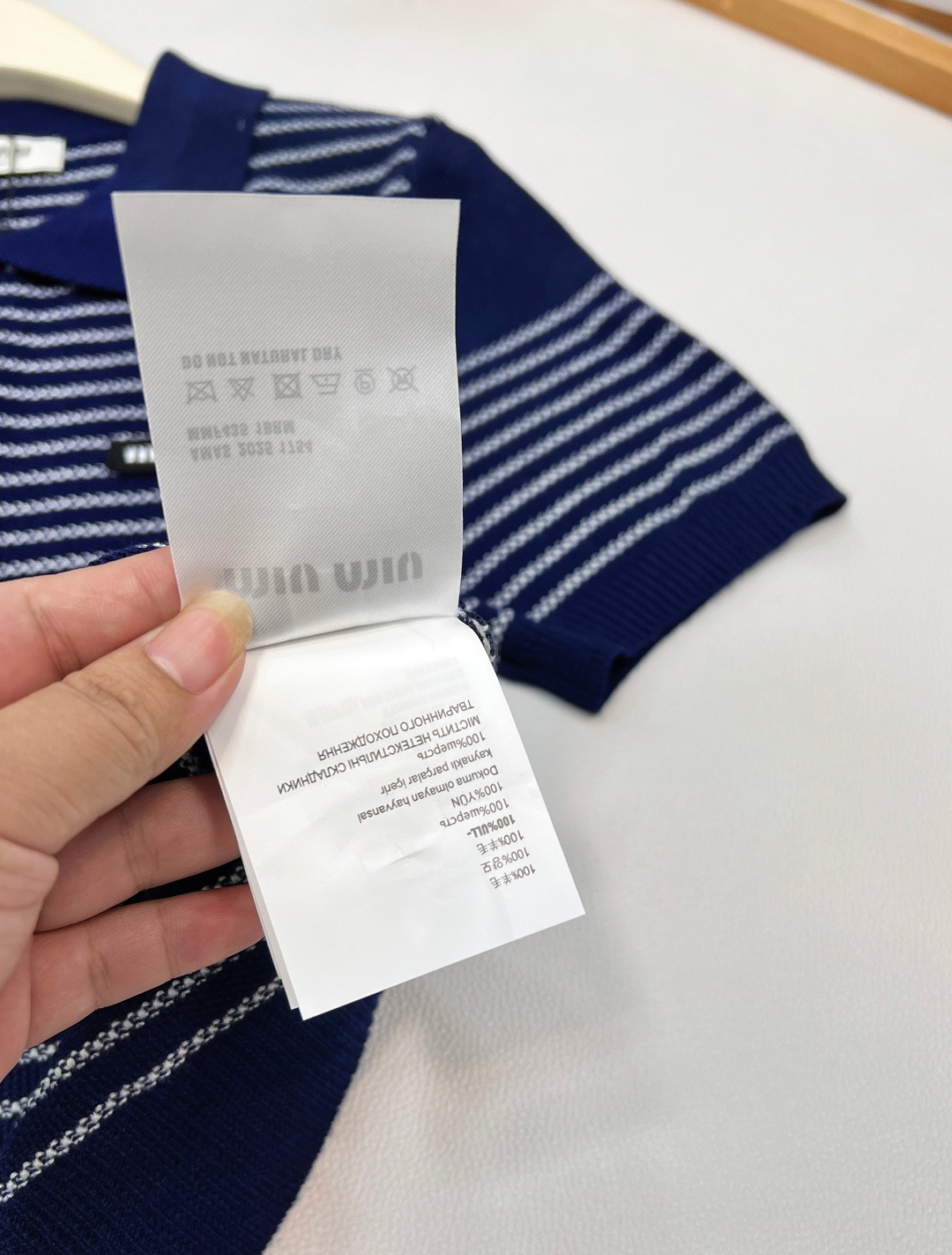 🆕Miumiu2025新款字母贴片翻领针织短袖，定制YB羊毛纱线织造 柔软舒适 洋气显瘦 翻领𝑝𝑜𝑙𝑜短