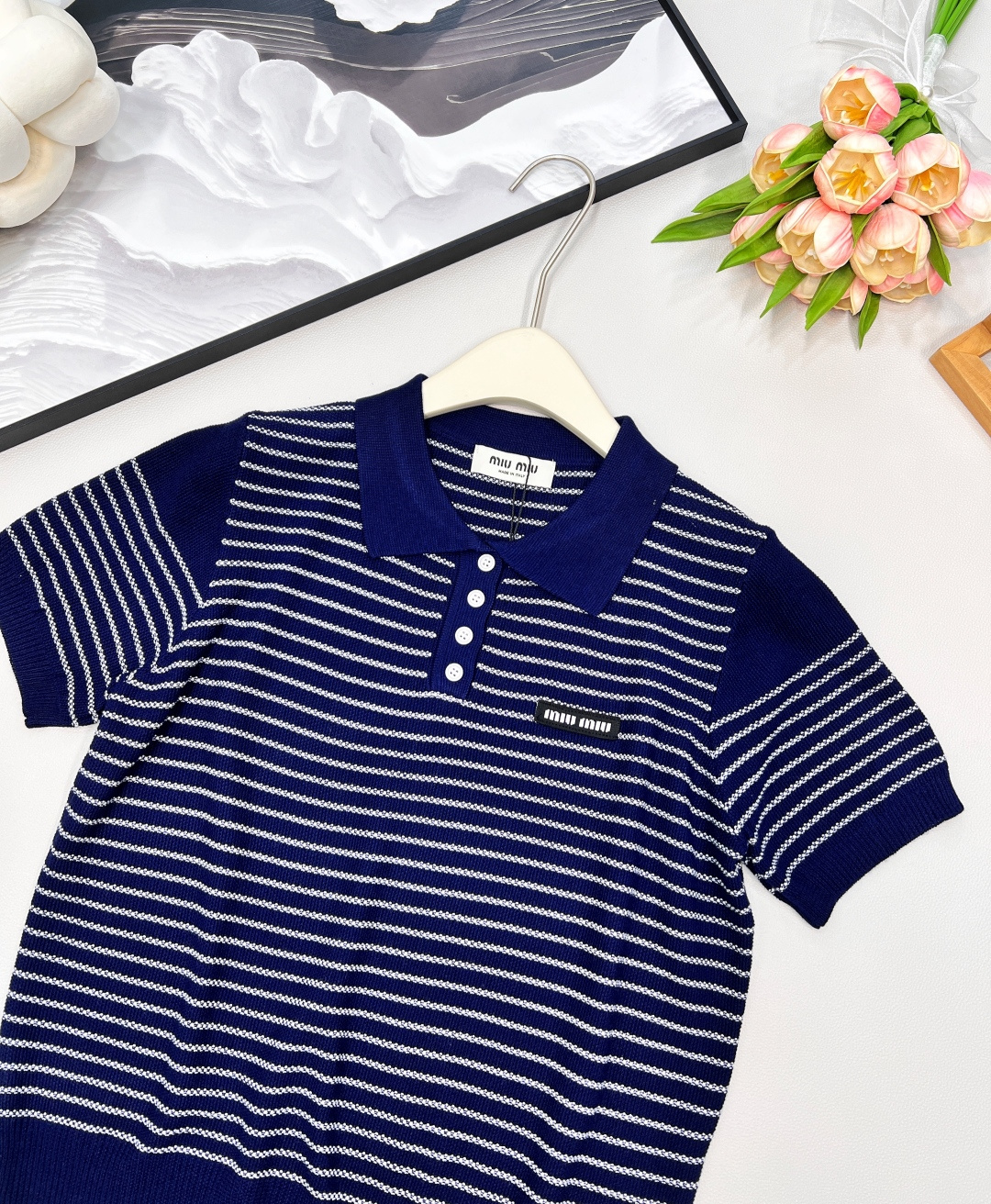 🆕Miumiu2025新款字母贴片翻领针织短袖，定制YB羊毛纱线织造 柔软舒适 洋气显瘦 翻领𝑝𝑜𝑙𝑜短