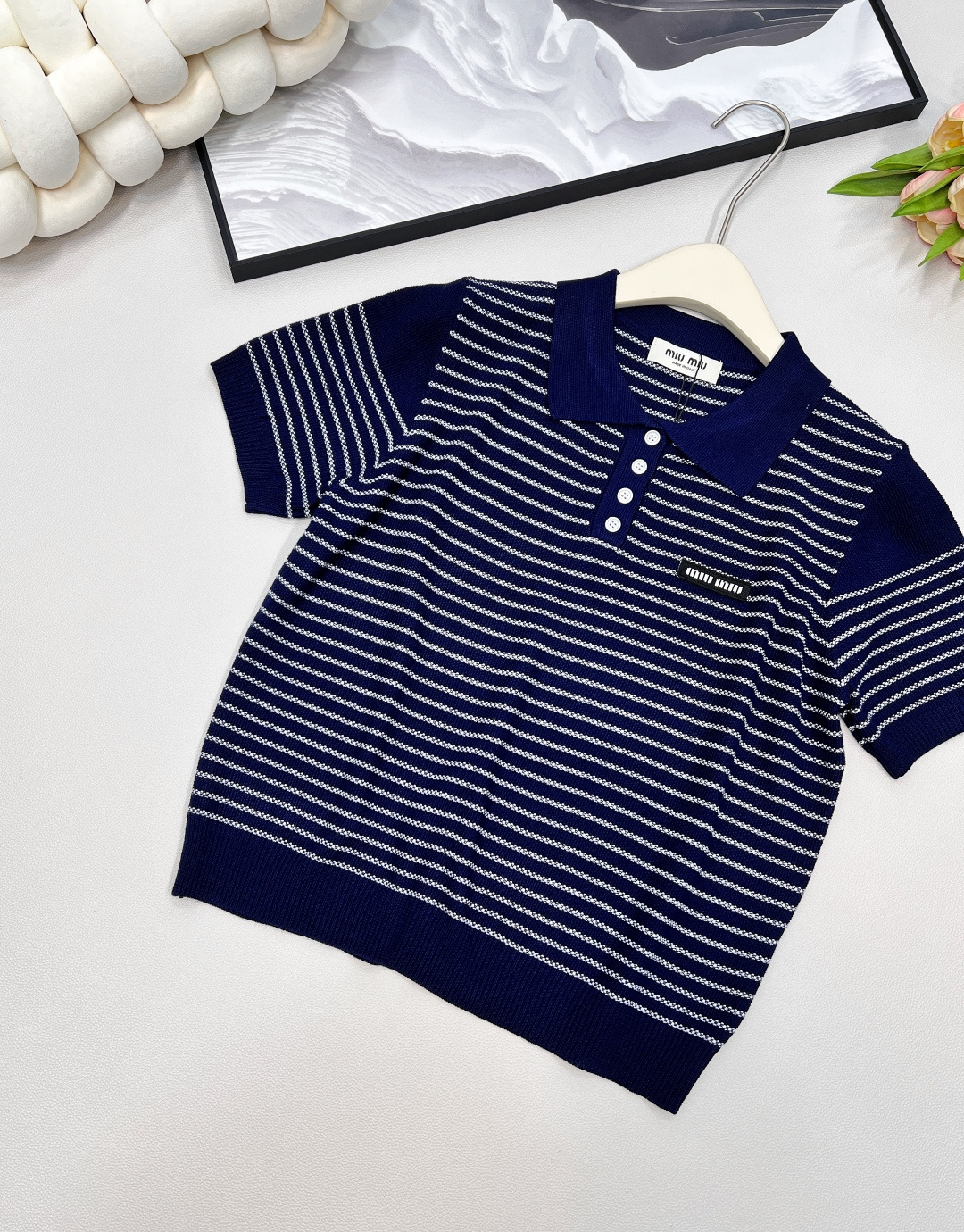 🆕Miumiu2025新款字母贴片翻领针织短袖，定制YB羊毛纱线织造 柔软舒适 洋气显瘦 翻领𝑝𝑜𝑙𝑜短