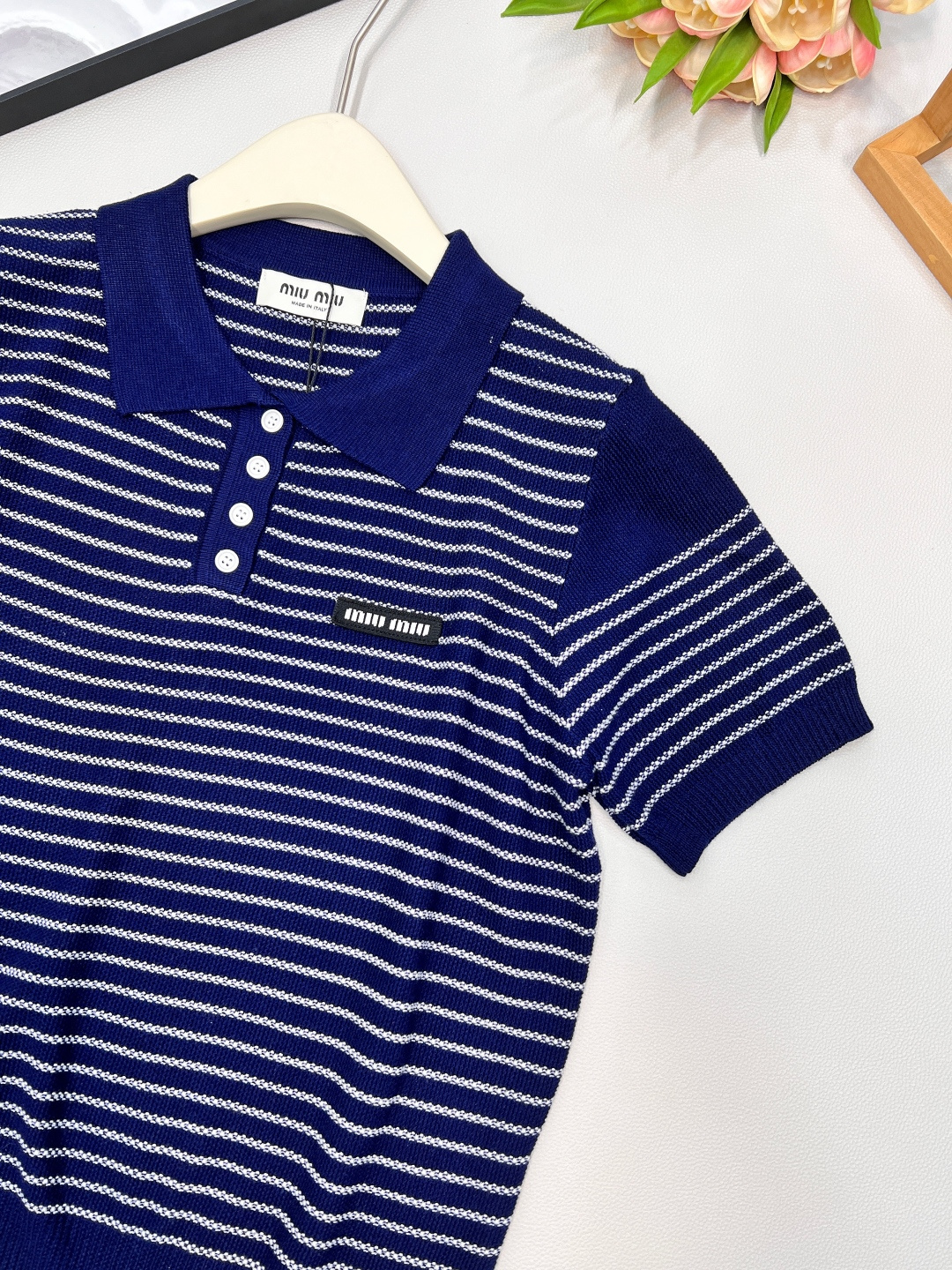 🆕Miumiu2025新款字母贴片翻领针织短袖，定制YB羊毛纱线织造 柔软舒适 洋气显瘦 翻领𝑝𝑜𝑙𝑜短