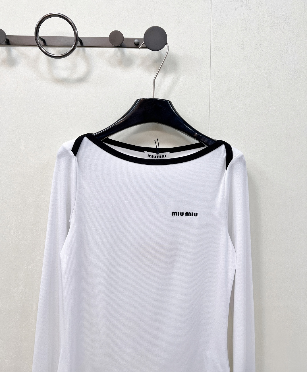 🆕Miumiu2025新款字母刺绣宽圆领百搭打底衫定制YB斜纹全棉材质 质感舒适 弹力好穿 宽圆领长袖打