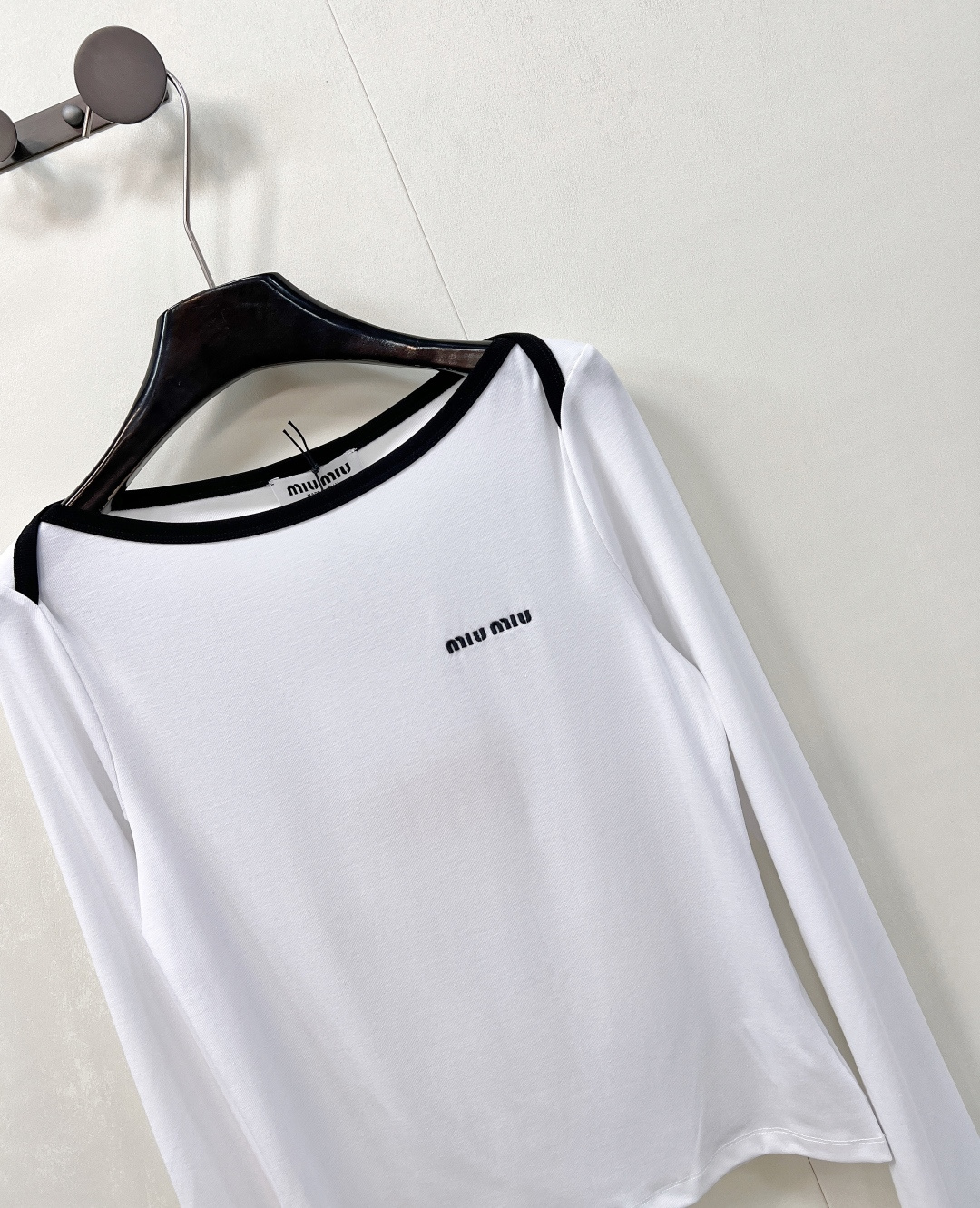 🆕Miumiu2025新款字母刺绣宽圆领百搭打底衫定制YB斜纹全棉材质 质感舒适 弹力好穿 宽圆领长袖打