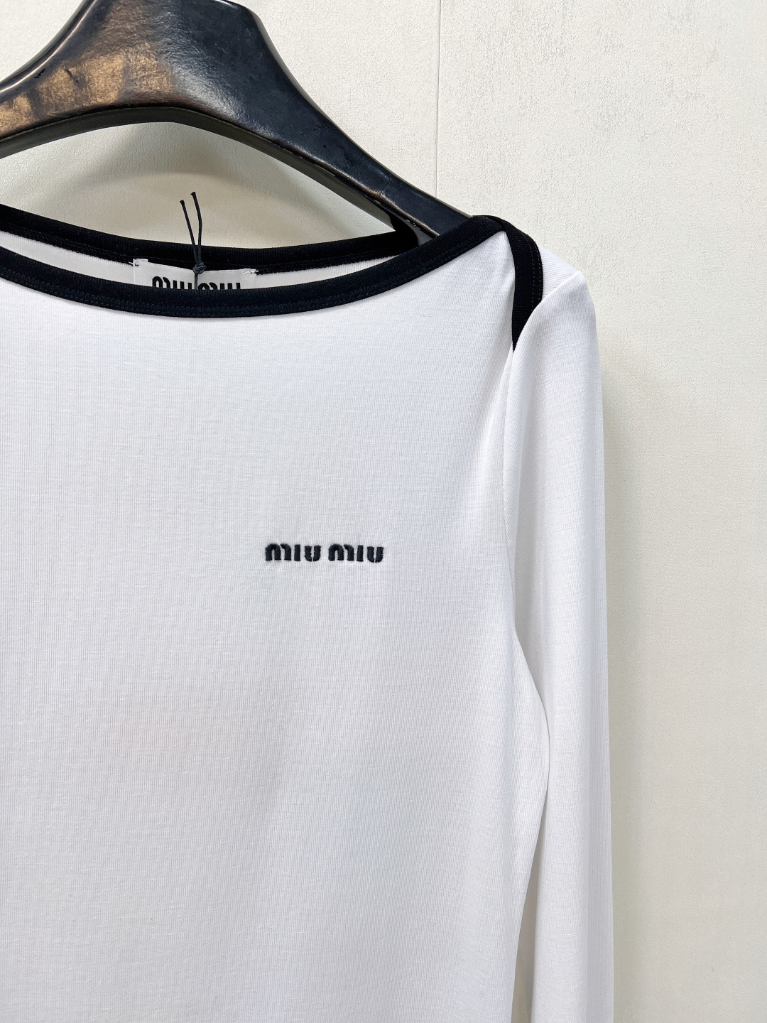 🆕Miumiu2025新款字母刺绣宽圆领百搭打底衫定制YB斜纹全棉材质 质感舒适 弹力好穿 宽圆领长袖打