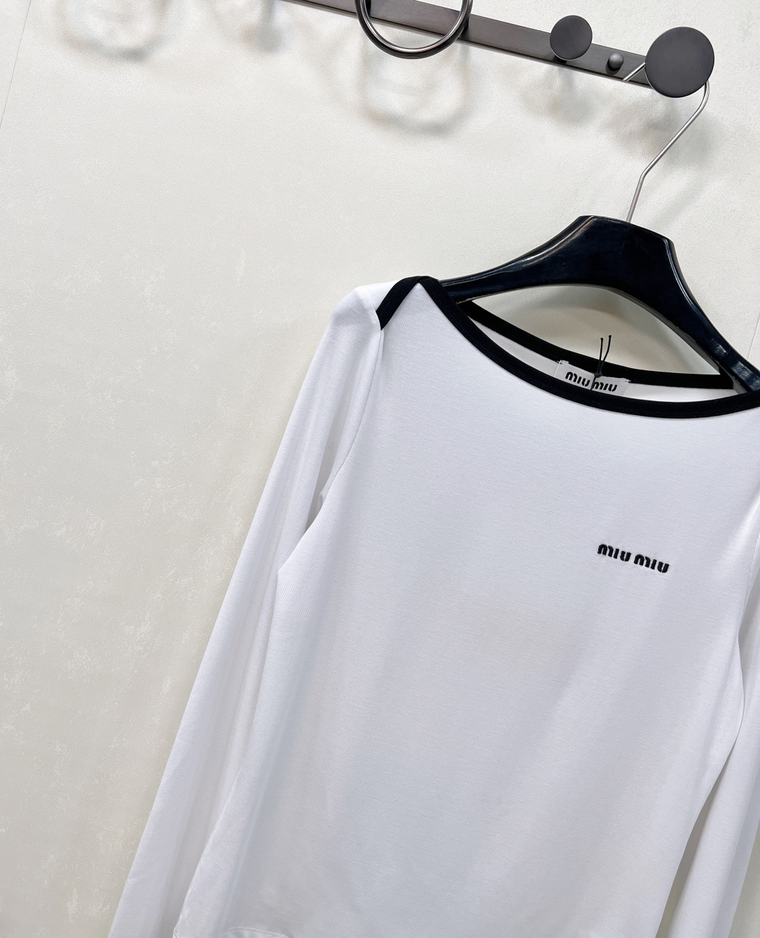 🆕Miumiu2025新款字母刺绣宽圆领百搭打底衫定制YB斜纹全棉材质 质感舒适 弹力好穿 宽圆领长袖打