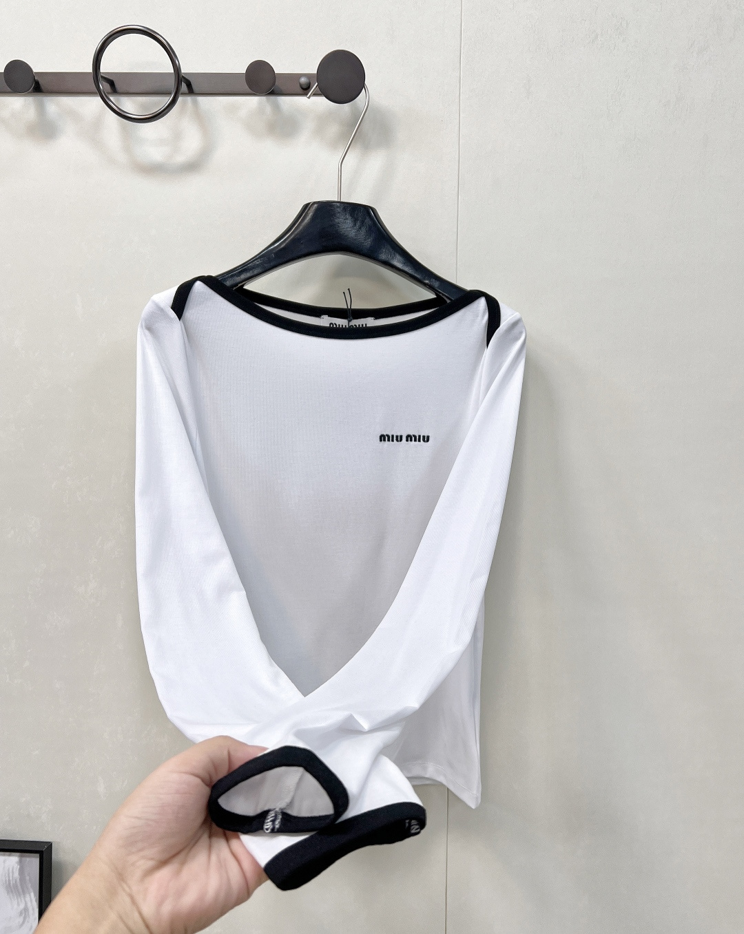 🆕Miumiu2025新款字母刺绣宽圆领百搭打底衫定制YB斜纹全棉材质 质感舒适 弹力好穿 宽圆领长袖打