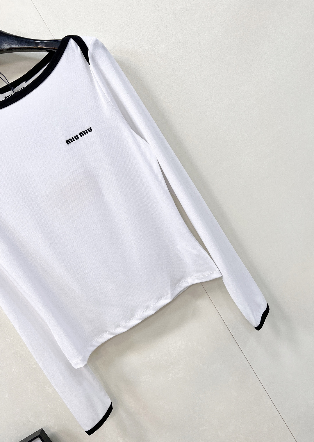 🆕Miumiu2025新款字母刺绣宽圆领百搭打底衫定制YB斜纹全棉材质 质感舒适 弹力好穿 宽圆领长袖打