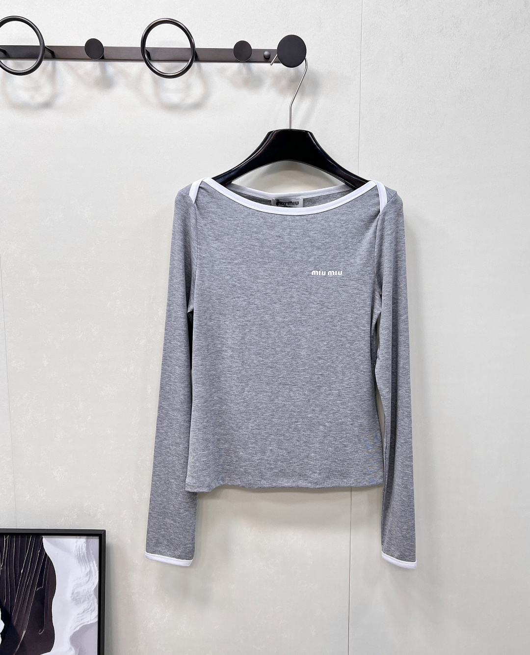 🆕Miumiu2025新款字母刺绣宽圆领百搭打底衫定制YB斜纹全棉材质 质感舒适 弹力好穿 宽圆领长袖打