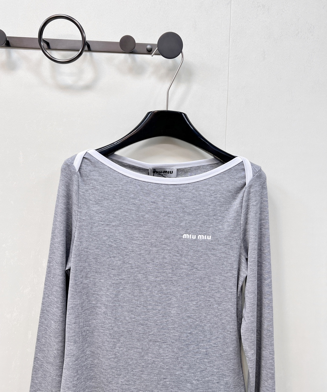 🆕Miumiu2025新款字母刺绣宽圆领百搭打底衫定制YB斜纹全棉材质 质感舒适 弹力好穿 宽圆领长袖打