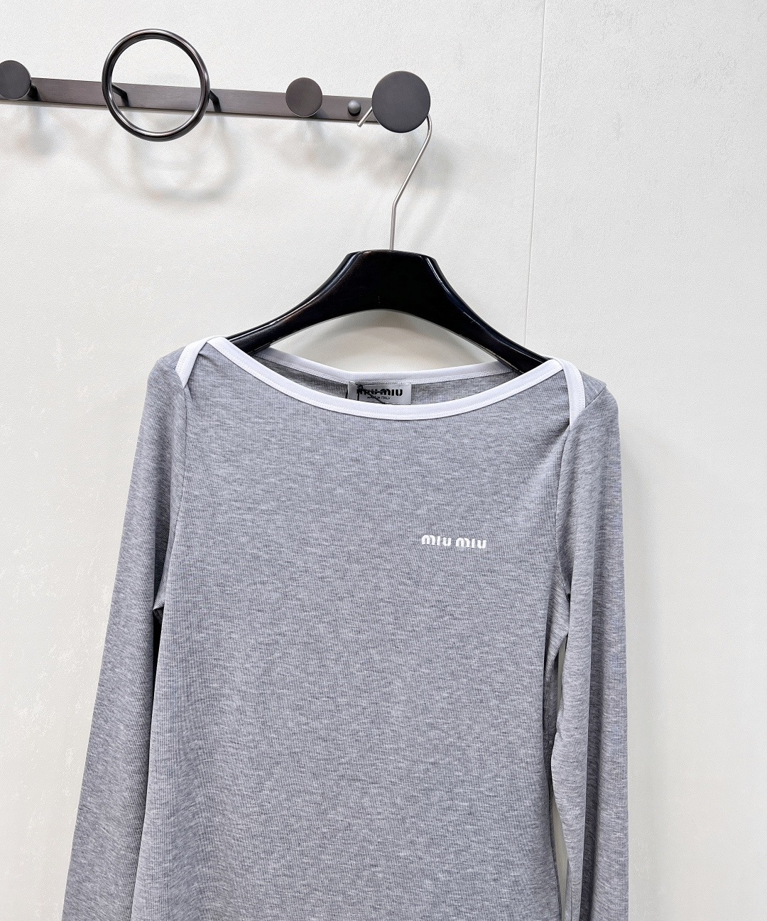 🆕Miumiu2025新款字母刺绣宽圆领百搭打底衫定制YB斜纹全棉材质 质感舒适 弹力好穿 宽圆领长袖打