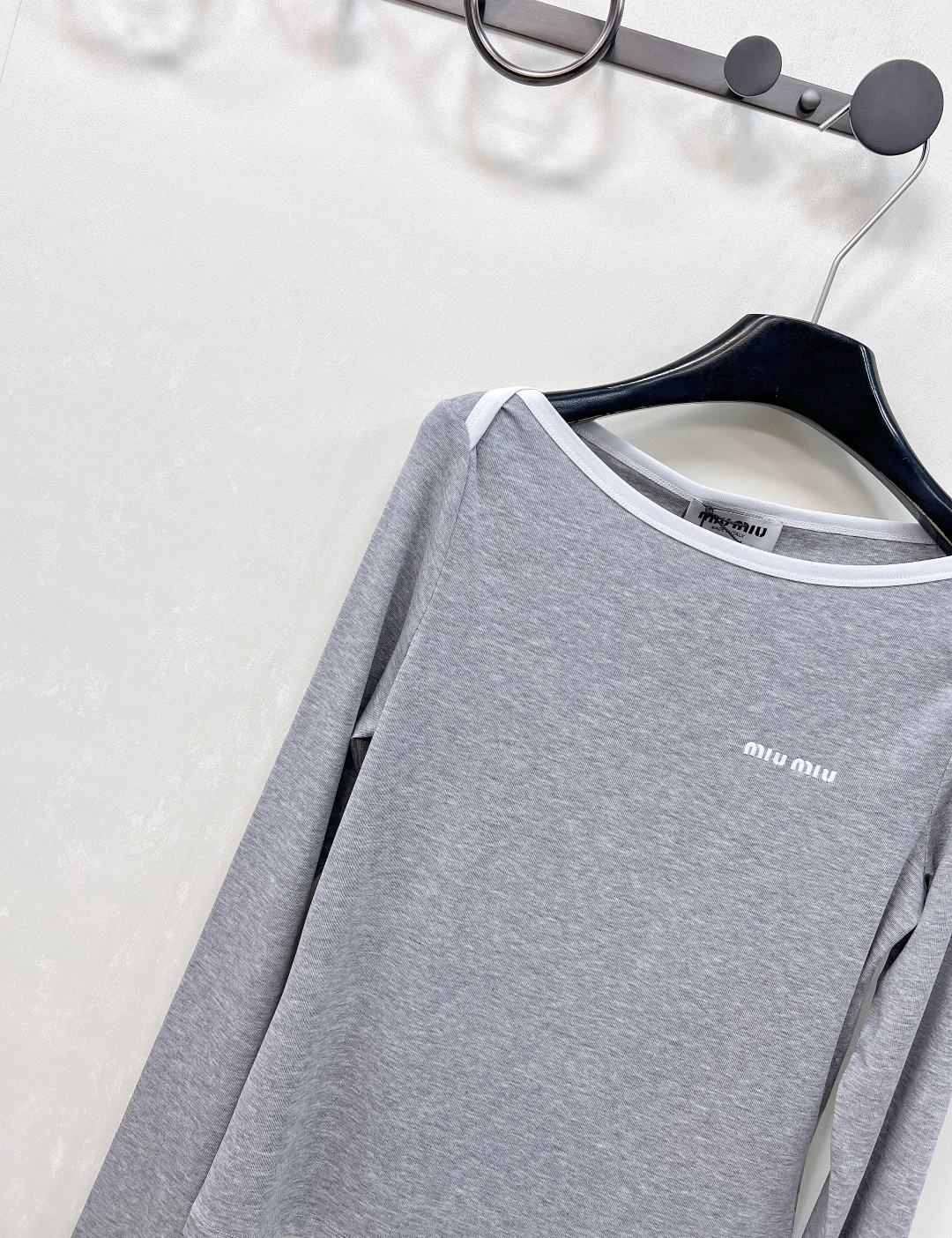 🆕Miumiu2025新款字母刺绣宽圆领百搭打底衫定制YB斜纹全棉材质 质感舒适 弹力好穿 宽圆领长袖打