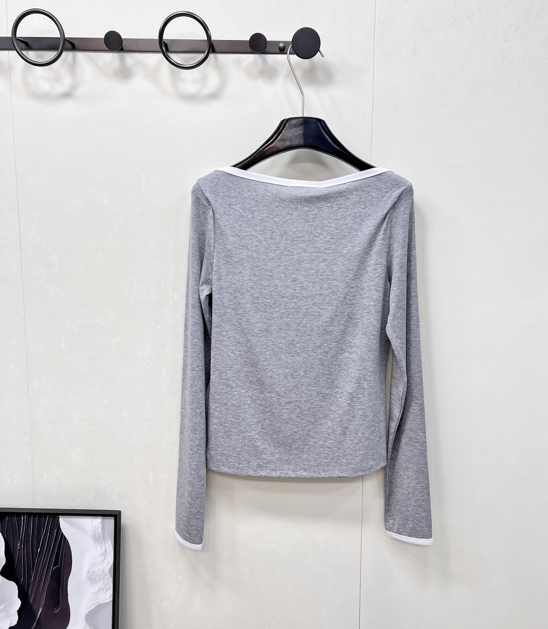 🆕Miumiu2025新款字母刺绣宽圆领百搭打底衫定制YB斜纹全棉材质 质感舒适 弹力好穿 宽圆领长袖打