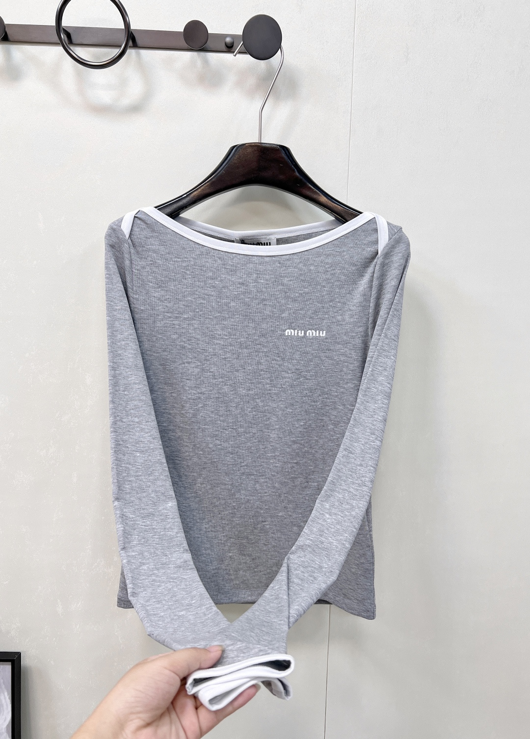 🆕Miumiu2025新款字母刺绣宽圆领百搭打底衫定制YB斜纹全棉材质 质感舒适 弹力好穿 宽圆领长袖打