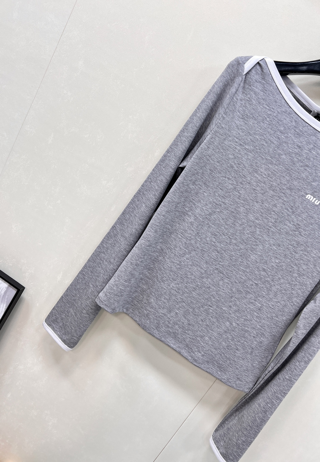 🆕Miumiu2025新款字母刺绣宽圆领百搭打底衫定制YB斜纹全棉材质 质感舒适 弹力好穿 宽圆领长袖打