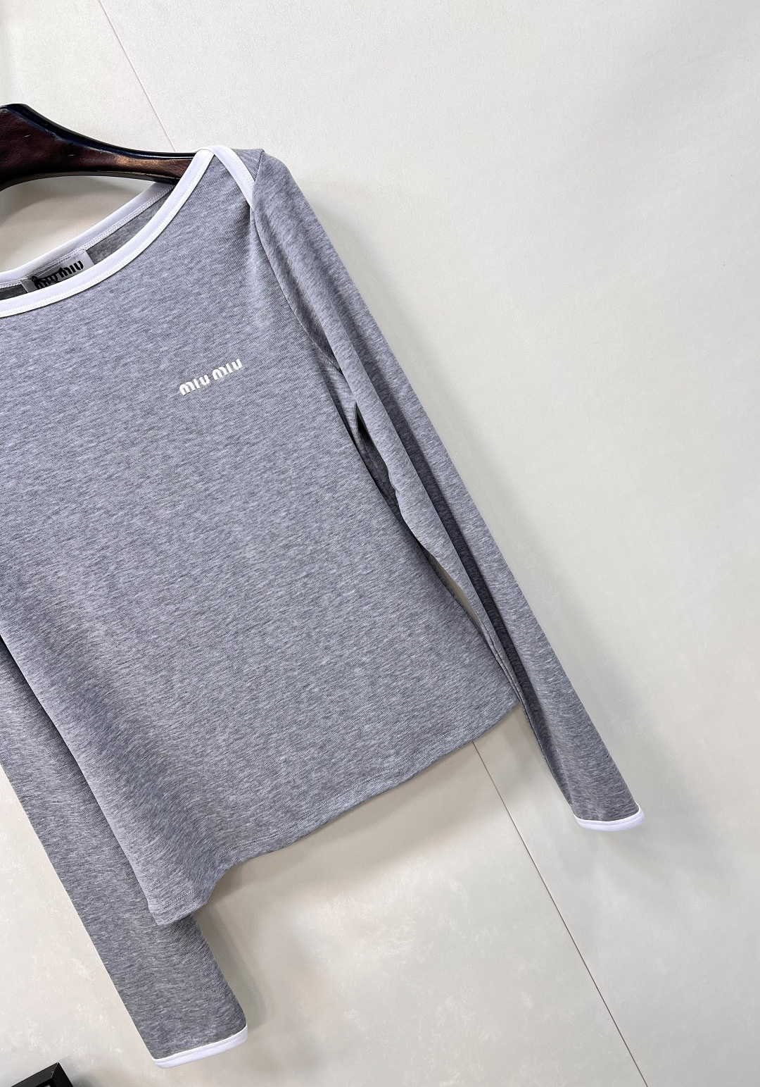 🆕Miumiu2025新款字母刺绣宽圆领百搭打底衫定制YB斜纹全棉材质 质感舒适 弹力好穿 宽圆领长袖打