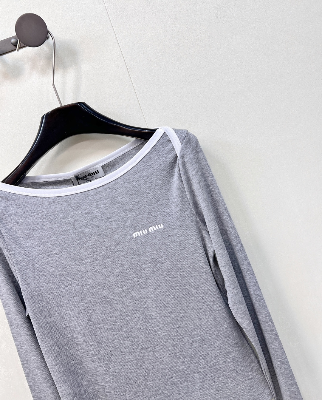 🆕Miumiu2025新款字母刺绣宽圆领百搭打底衫定制YB斜纹全棉材质 质感舒适 弹力好穿 宽圆领长袖打