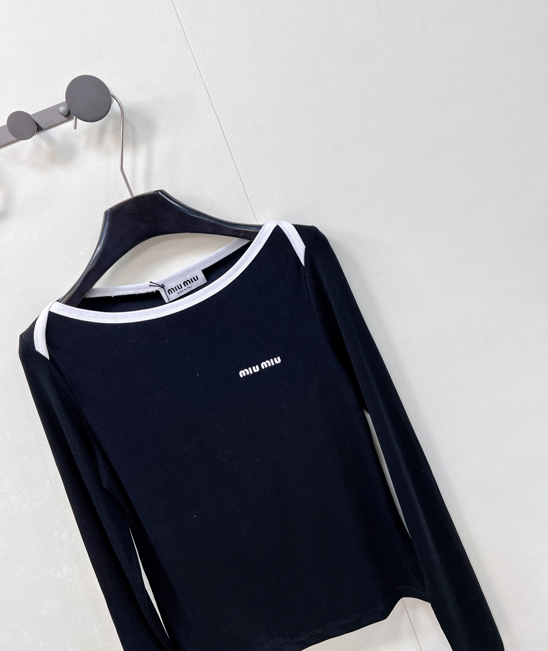 🆕Miumiu2025新款字母刺绣宽圆领百搭打底衫定制YB斜纹全棉材质 质感舒适 弹力好穿 宽圆领长袖打