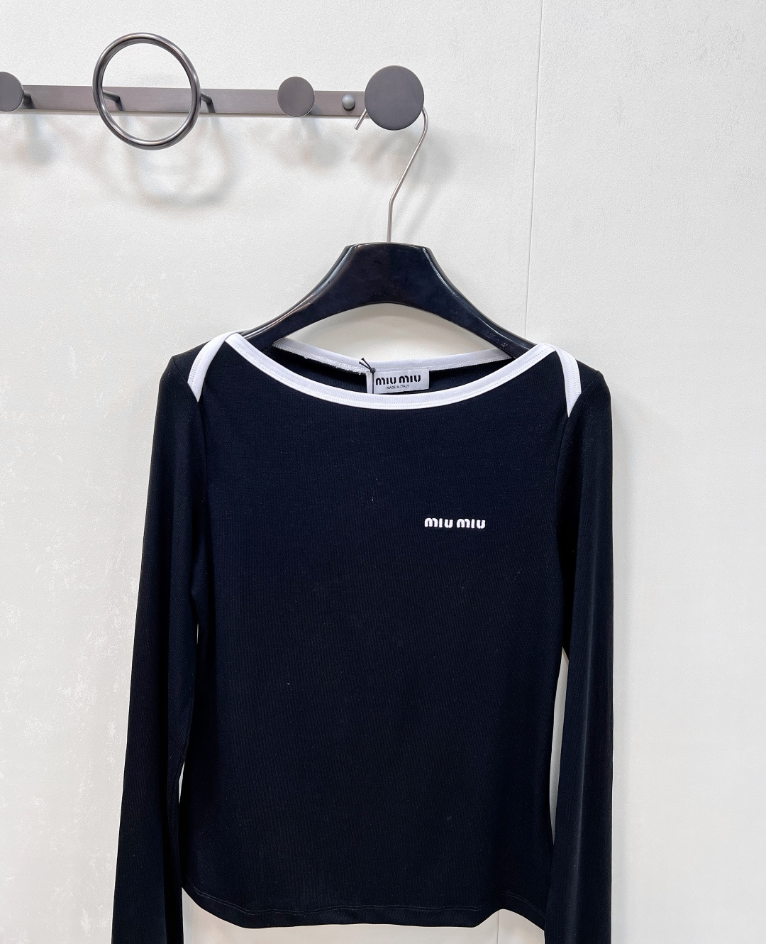 🆕Miumiu2025新款字母刺绣宽圆领百搭打底衫定制YB斜纹全棉材质 质感舒适 弹力好穿 宽圆领长袖打