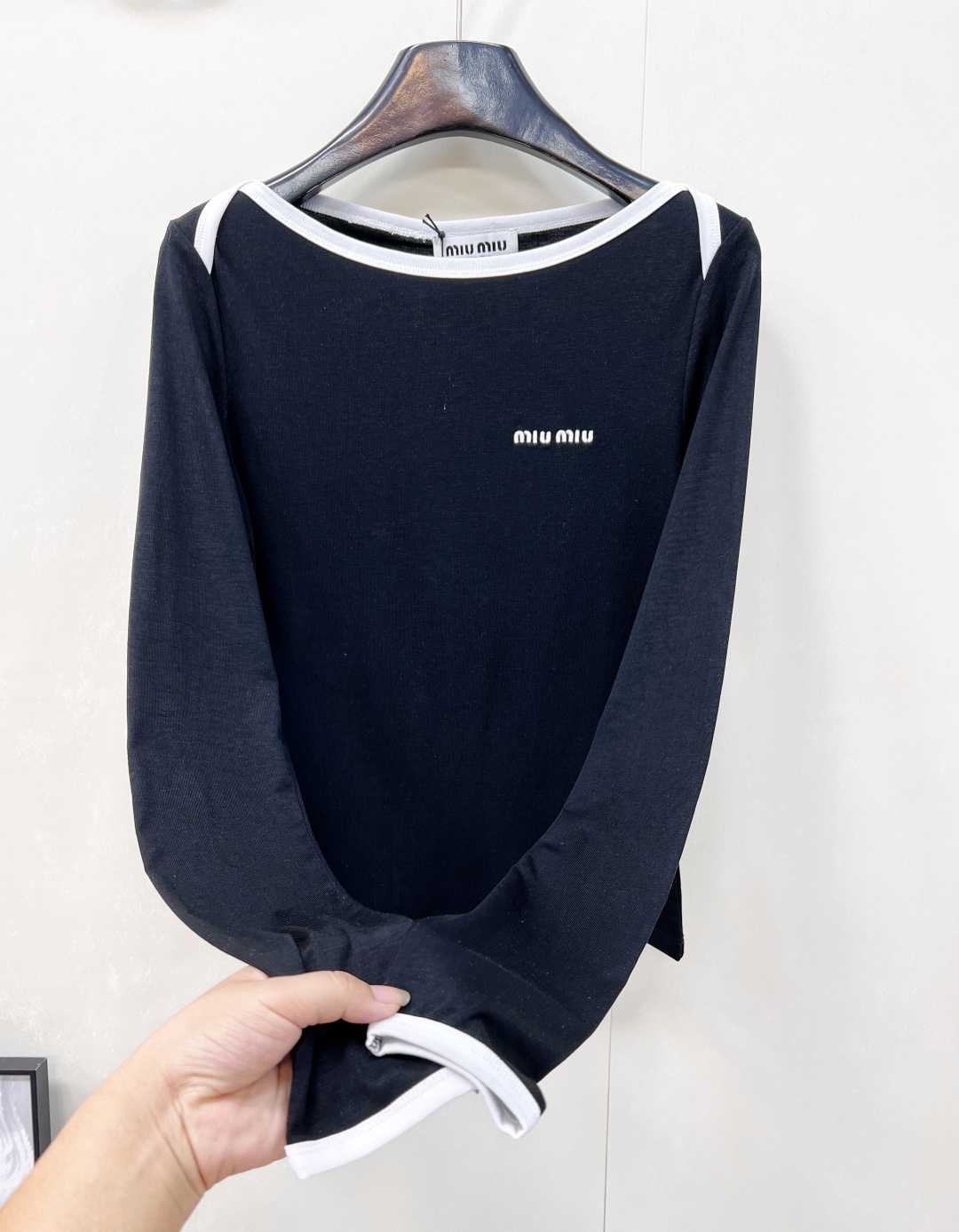 🆕Miumiu2025新款字母刺绣宽圆领百搭打底衫定制YB斜纹全棉材质 质感舒适 弹力好穿 宽圆领长袖打