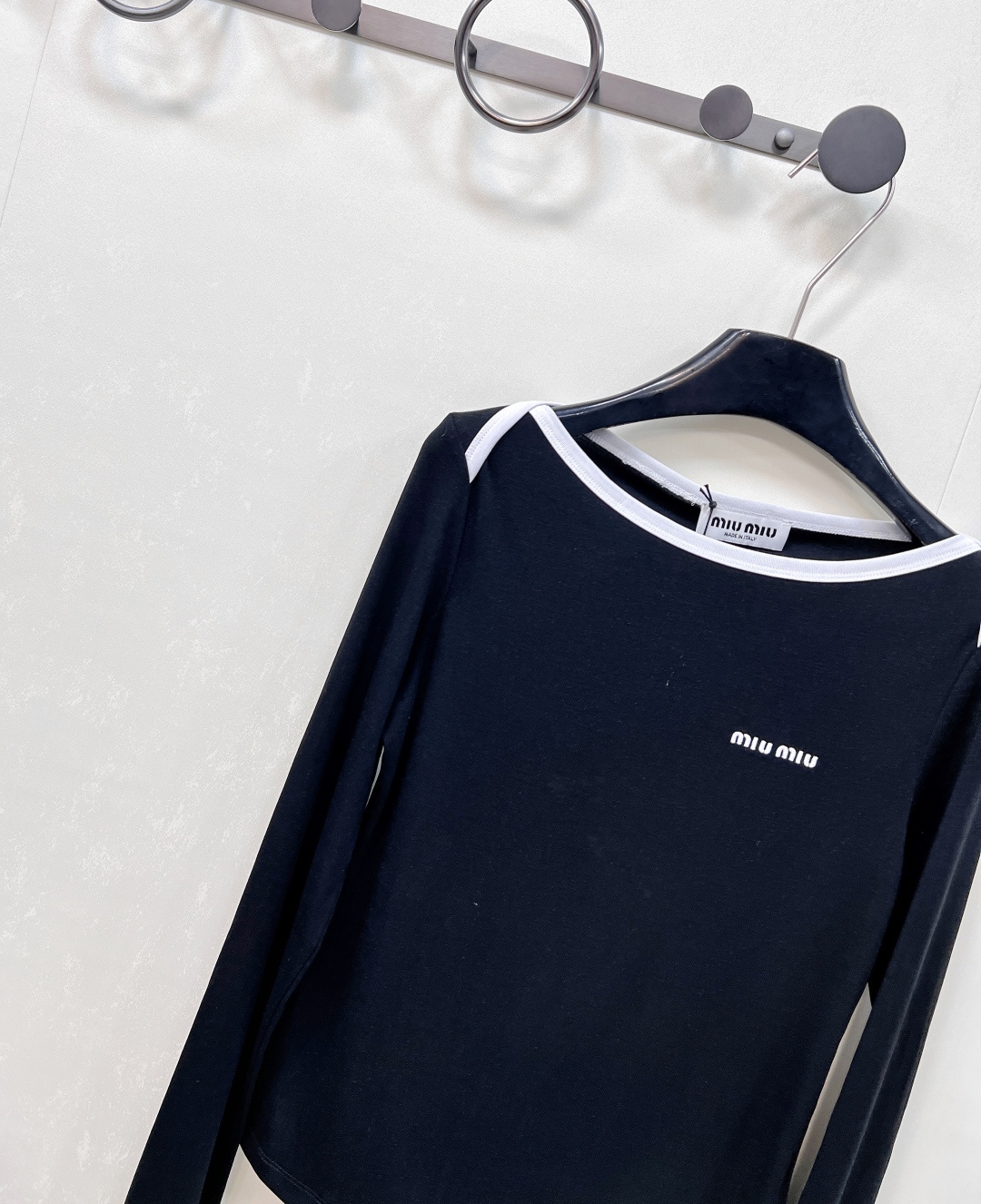 🆕Miumiu2025新款字母刺绣宽圆领百搭打底衫定制YB斜纹全棉材质 质感舒适 弹力好穿 宽圆领长袖打