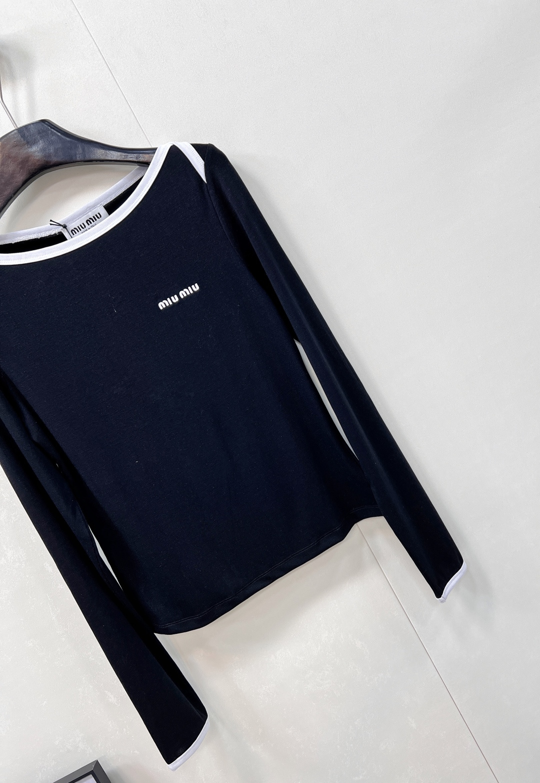 🆕Miumiu2025新款字母刺绣宽圆领百搭打底衫定制YB斜纹全棉材质 质感舒适 弹力好穿 宽圆领长袖打